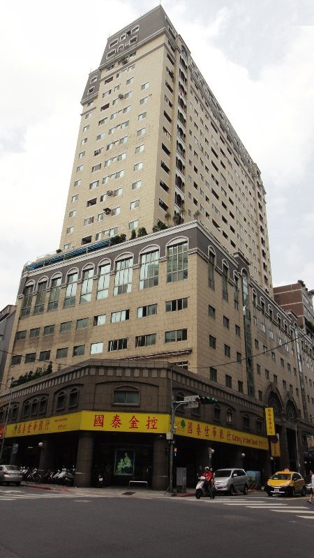 1_Leopard_Garden_the_building